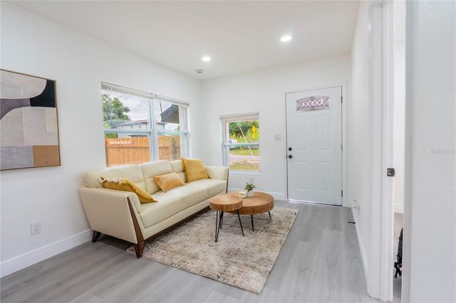 8408 N SEMINOLE AVENUE, Tampa, FL 33604