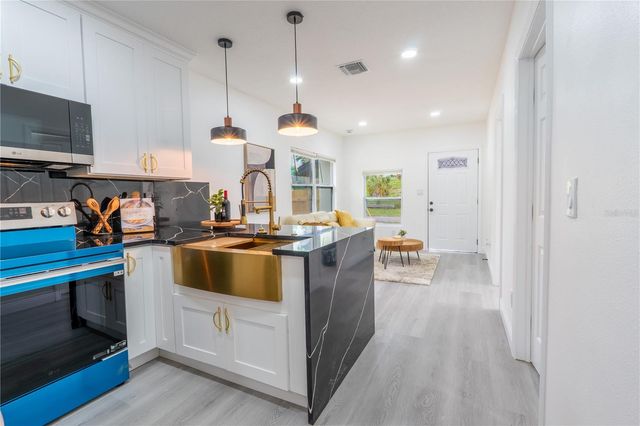 8408 N SEMINOLE AVENUE, Tampa, FL 33604