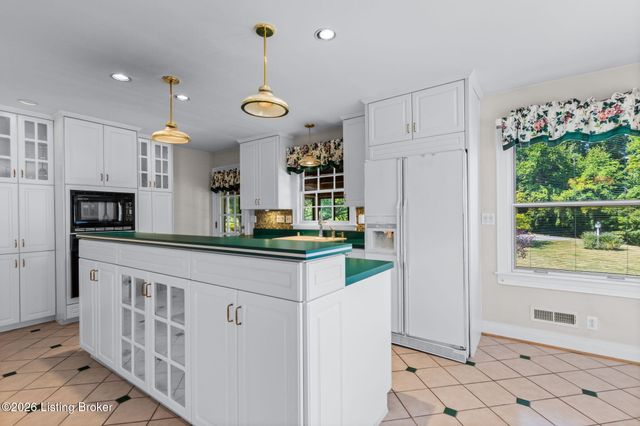 6315 Shadow Wood Ct, Prospect, KY 40059
