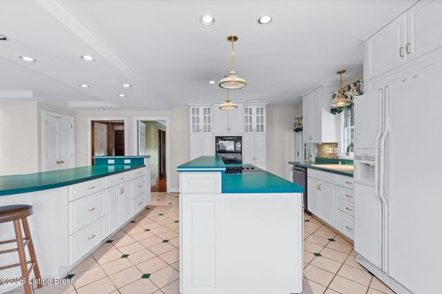 6315 Shadow Wood Ct, Prospect, KY 40059