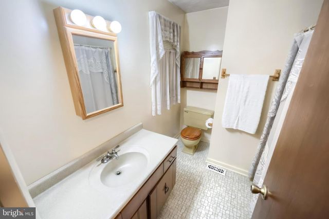 18 CONIFER LN, York, PA 17406