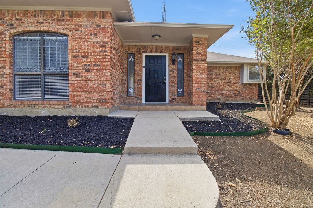 1300 Tierra Calle, Carrollton, TX 75006 — photo 2