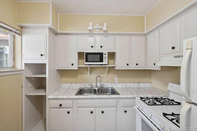 515 E Olmos Dr Apt 3, Olmos Park, TX 78212