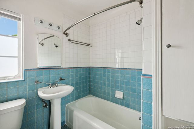 515 E Olmos Dr Apt 3, Olmos Park, TX 78212