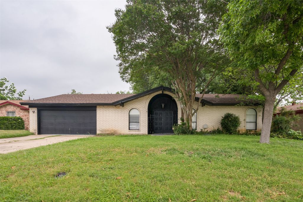 2105 Cottie Lane, Arlington, TX 76010