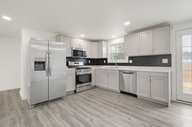 11830 N Acorn Drive, Syracuse, IN 46567