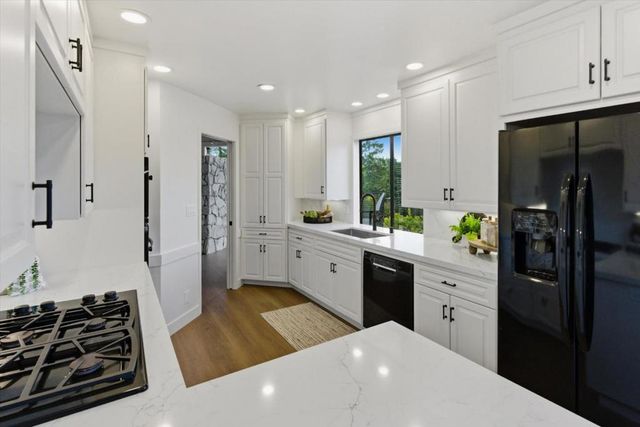 27000 Appaloosa Way, Los Altos Hills, CA 94022