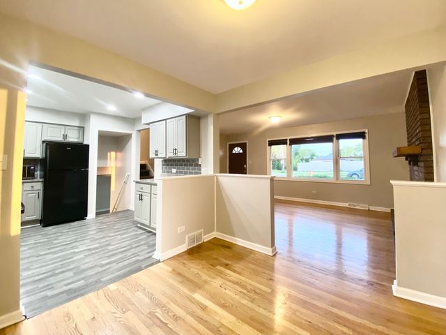 112 E 160th Place, South Holland, IL 60473