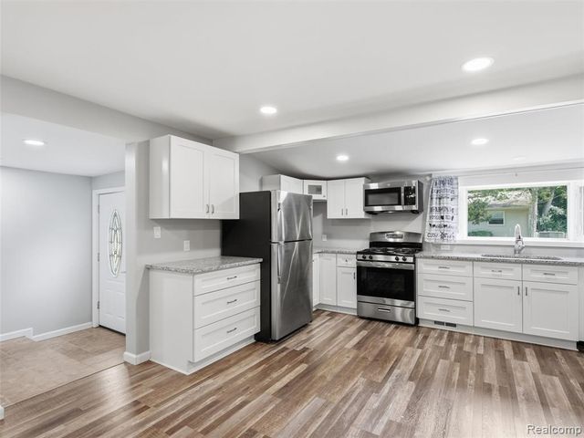 592 Overlook Street, White Lake, MI 48386