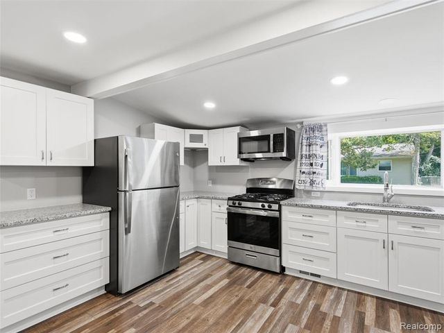 592 Overlook Street, White Lake, MI 48386