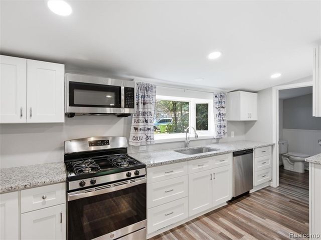 592 Overlook Street, White Lake, MI 48386