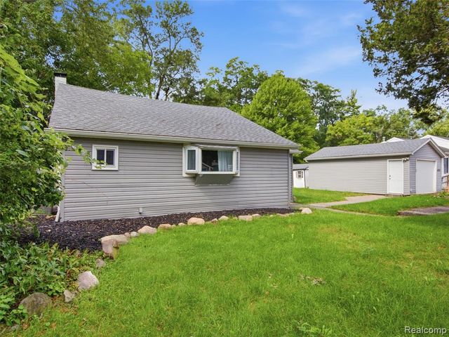 592 Overlook Street, White Lake, MI 48386