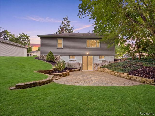 592 Overlook Street, White Lake, MI 48386