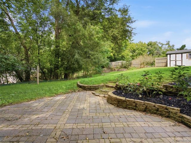 592 Overlook Street, White Lake, MI 48386