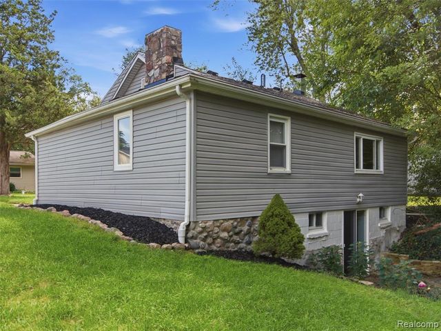 592 Overlook Street, White Lake, MI 48386