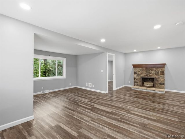 592 Overlook Street, White Lake, MI 48386