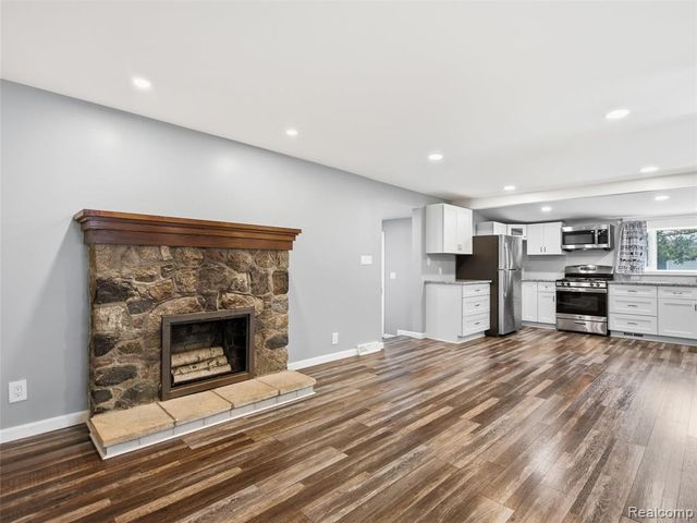 592 Overlook Street, White Lake, MI 48386