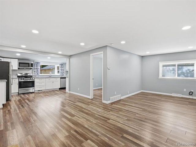 592 Overlook Street, White Lake, MI 48386