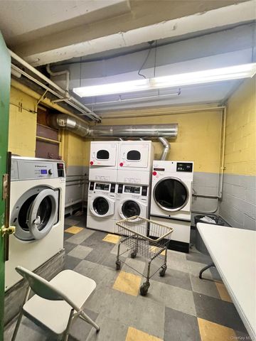 143-36 Barclay Ave 6C, Flushing, NY 11355