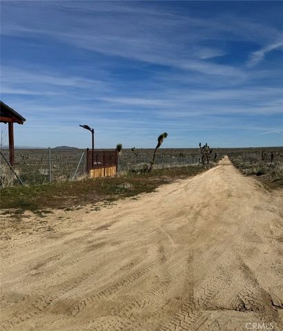 136 E Avenue W8, Pearblossom, CA 93553