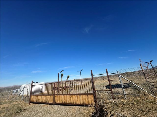 136 E Avenue W8, Pearblossom, CA 93553