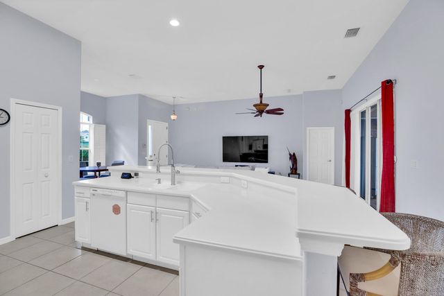 240 SW Champagne Ct Court SW, Vero Beach, FL 32968