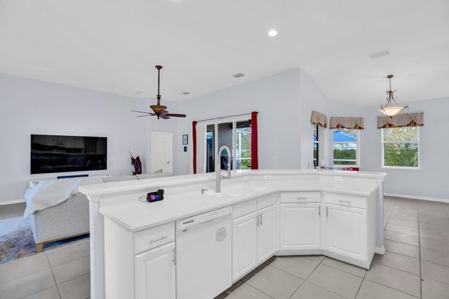 240 SW Champagne Ct Court SW, Vero Beach, FL 32968