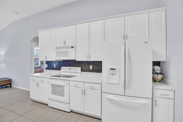 240 SW Champagne Ct Court SW, Vero Beach, FL 32968
