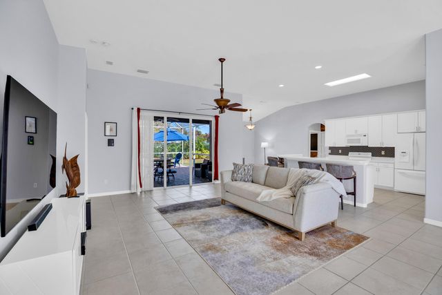 240 SW Champagne Ct Court SW, Vero Beach, FL 32968