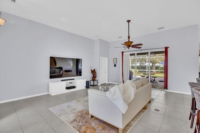 240 SW Champagne Ct Court SW, Vero Beach, FL 32968