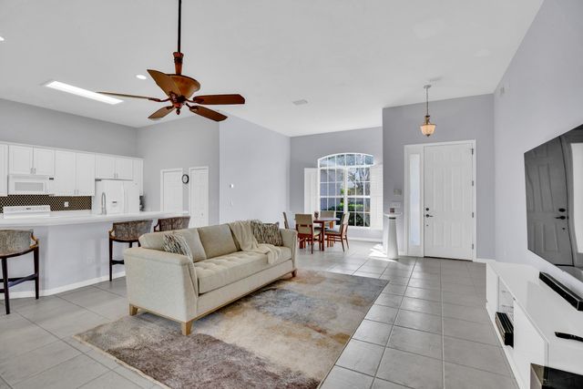 240 SW Champagne Ct Court SW, Vero Beach, FL 32968