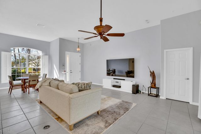 240 SW Champagne Ct Court SW, Vero Beach, FL 32968