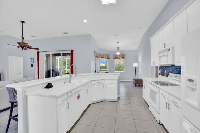240 SW Champagne Ct Court SW, Vero Beach, FL 32968