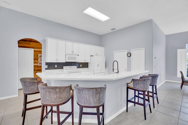 240 SW Champagne Ct Court SW, Vero Beach, FL 32968