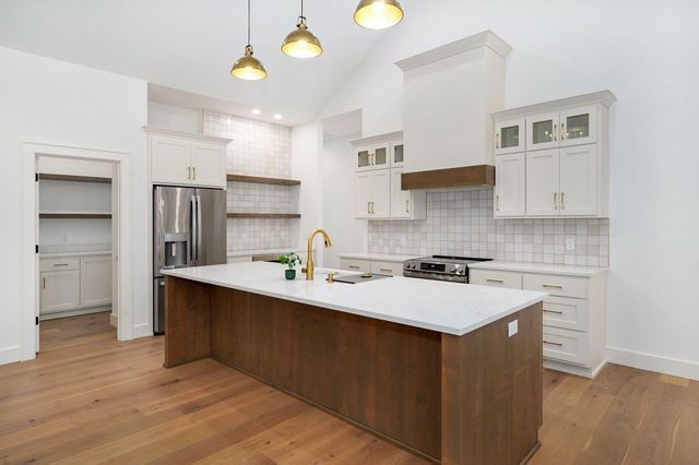 1702 E Cobblestone Drive, Ozark, MO 65721