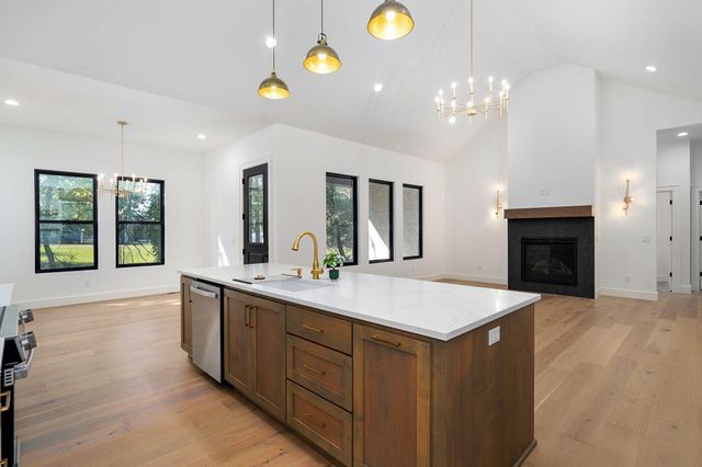 1702 E Cobblestone Drive, Ozark, MO 65721