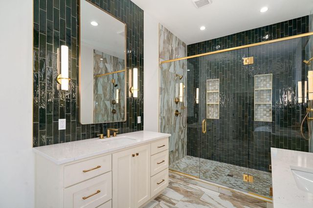 1702 E Cobblestone Drive, Ozark, MO 65721