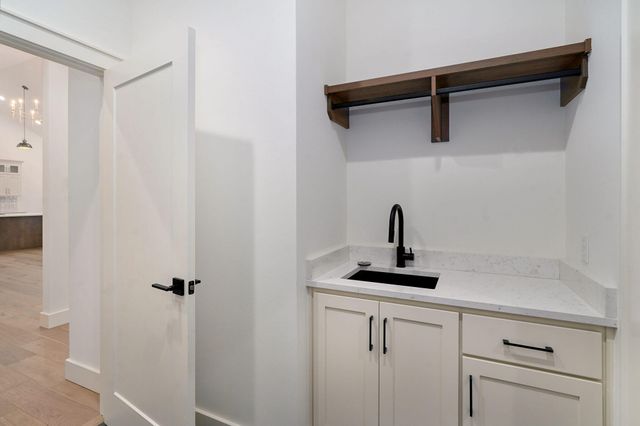 1702 E Cobblestone Drive, Ozark, MO 65721