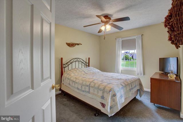 1090 BELAIR DRIVE, Chambersburg, PA 17202