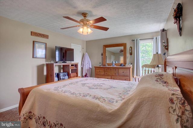 1090 BELAIR DRIVE, Chambersburg, PA 17202