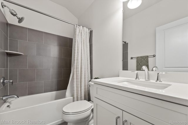 5526 Helmsdale Boulevard, West Bloomfield Charter Township, MI 48322