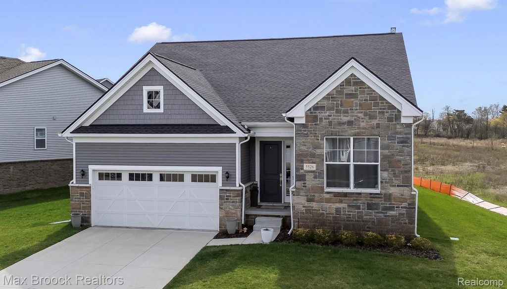 5526 Helmsdale Boulevard, West Bloomfield Charter Township, MI 48322