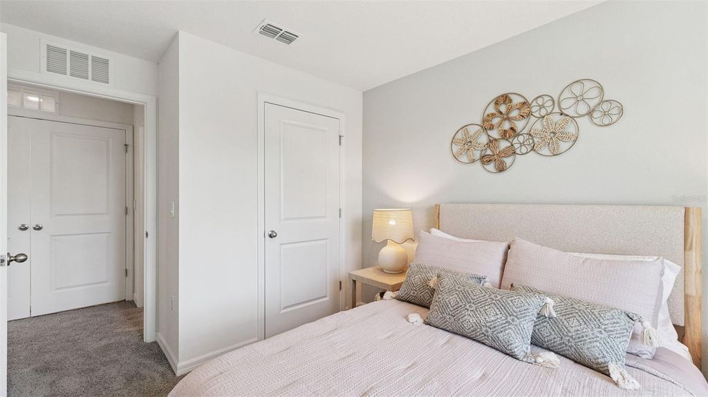 Image 5 of property listing at 733 PRESTON COVE DRIVE, St Cloud, FL 34771