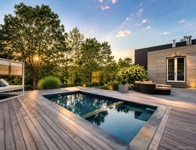 87 Castle Hill Court, Southampton, NY 11968
