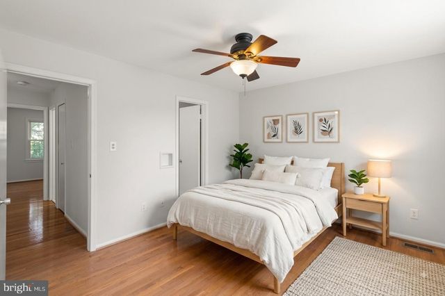 8636 DELLWAY LN, Vienna, VA 22180