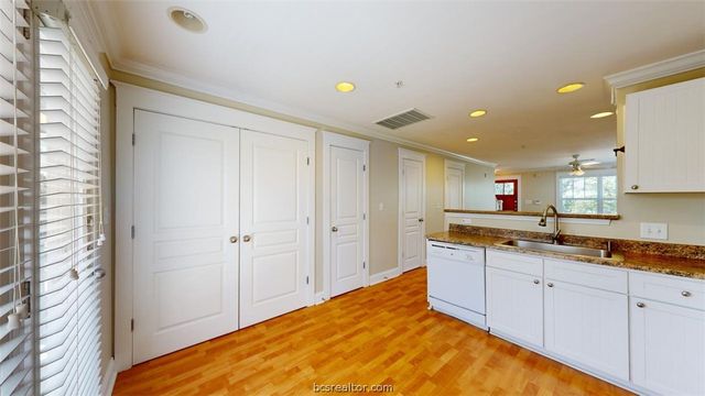 1725 Harvey Mitchell Parkway 1721, College Station, TX 77840