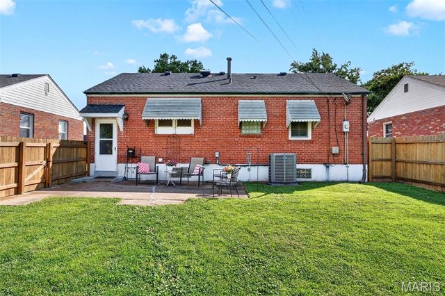 4317 Sunshine Drive, St Louis, MO 63116