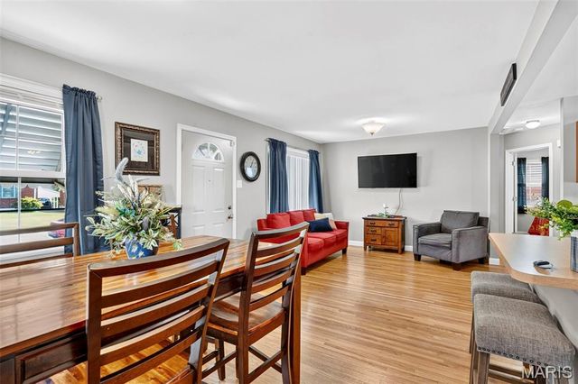 4317 Sunshine Drive, St Louis, MO 63116