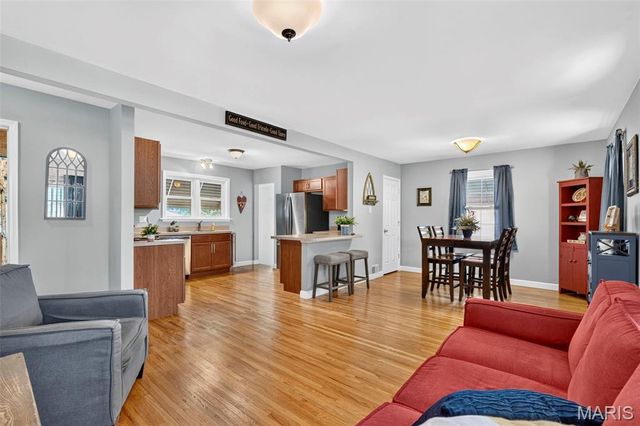 4317 Sunshine Drive, St Louis, MO 63116