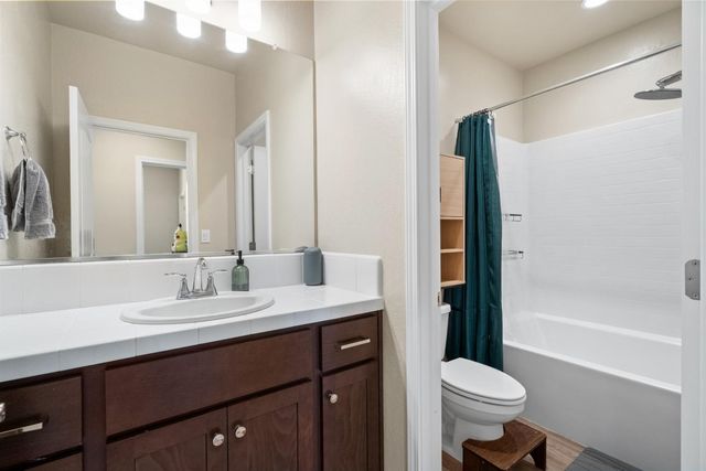 2203 N Laverne Avenue, Fresno, CA 93727